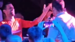 NOVAK NIJE MOGAO DA SAKRIJE EMOCIJE! Rokvić prišao za Đokovićev sto, ispunio mu posebnu želju!