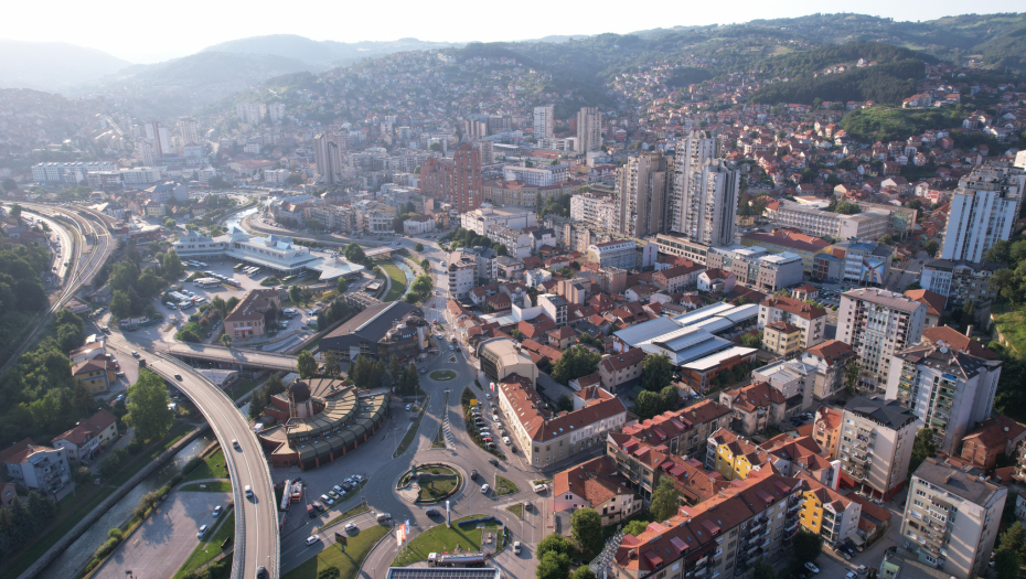 UŽIČANI NA NOGAMA ZBOG BAHATIH VOZAČA! Tri dana nisu mogli da isprazne kontejner, morali da dovoze dizalicu
