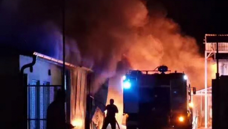 POŽAR U ZGRADI NA ZVEZDARI Vatrogasci imaju problem s prilazom zbog parkiranih vozila (VIDEO)