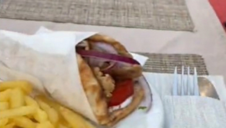 GRČKI RESTORAN OJADIO SRPSKE TURISTE Naručili giros, kafu i sok, kada su videli račun zanemeli od šoka! (VIDEO)