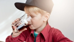 RODITELJI DAJU MALOJ DECI GAZIRANA PIĆA! Lekari upozoravaju: "To je uvod u gojaznost i dijabetes! Preti i karijes!"