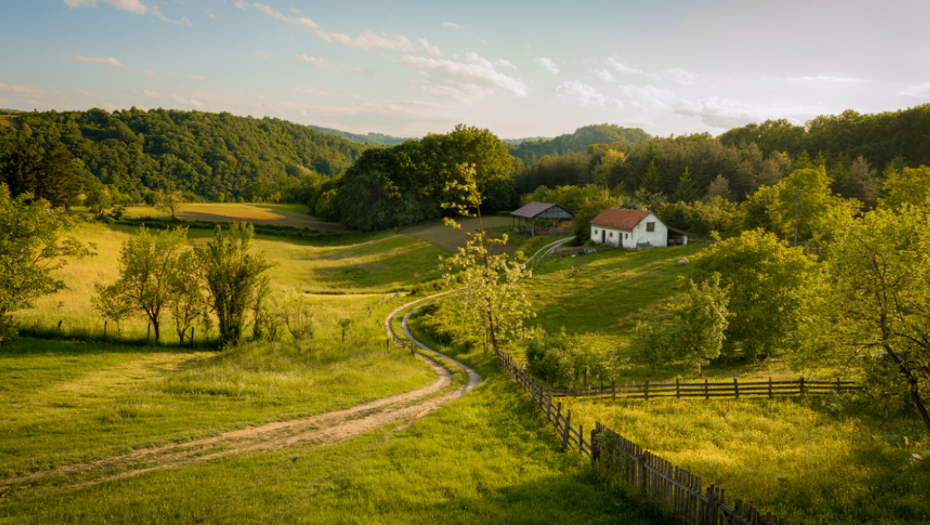 KUĆA IZ SERIJE HIT ZA TURISTE! Preplavili ovo srpsko selo! Priroda nestvarna, a cena doručka je 500 dinara!