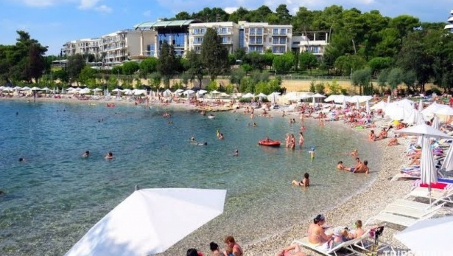 "VI STE IH PRAVILI, VI IH ČUVAJTE" Mreže se usijale zbog bake koja umesto da pomaže oko dece, pije pivo i spava na plaži!
