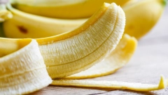 SKIDATE LI BELE NITI SA BANANA? Naučnici pojasnili čemu služe i jesu li jestive