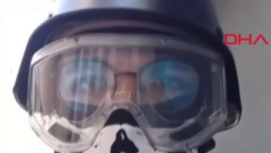 KRVOPROLIĆE U DŽAMIJI! Mladić izbo 5 osoba: Monstrum stavio masku, pa snimao SVE! (VIDEO)