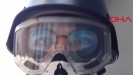 KRVOPROLIĆE U DŽAMIJI! Mladić izbo 5 osoba: Monstrum stavio masku, pa snimao SVE! (VIDEO)