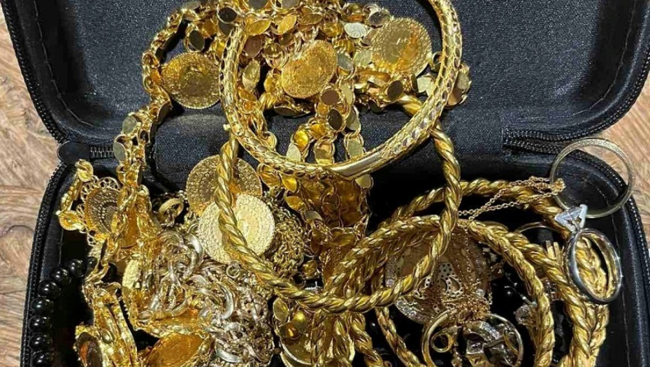 ZAPLENA NA BATROVCIMA Pokušao da zlatni nakit vredan pola miliona sakrije u garderobi