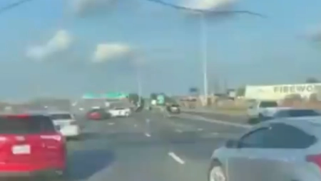 BEBE U PELENAMA ISPALE IZ AUTOMOBILA KOJI SE ISPREVRTAO Jeziv snimak udesa na auto-putu u SAD (VIDEO)