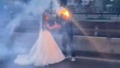 ''MLADA PALI BAKLJU, SAMA SKIDA JABUKU'': Najluđa kolona svatova blokirala Pančevac, svi snimali ŠTA radi nevesta! (VIDEO)