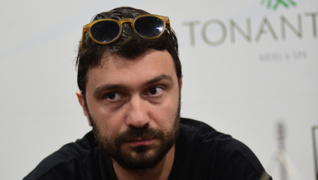 VARALA GA U WC-U SA NAJBOLJIM DRUGOM, ON BIO TU, KASNIJE VIDEO I SNIMKE Glumac se slomio zbog najveće ljubavi, potražio pomoć psihijatra