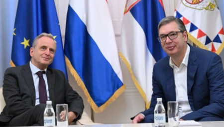 VUČIĆ PRIMIO U OPROŠTAJNU POSETU AMBASADORA REINTJESA Pozitivno iskustvo holandskih kompanija osnova za dolazak novih ulagača (FOTO)