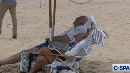 PAO MU TERET "Ručao, popio i sada drema": Snimak Bajdena na plaži izazvao buru na mrežama, pogledajte zbog čega