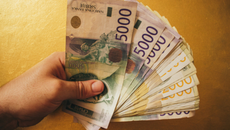 ONI KOJI RADE U PONEDELJAK IMAJU PRAVO NA DUPLE DNEVNICE Zaposleni i školarci već spojili neradne dane i napravili mini-odmor