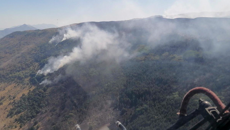 HELIKOPTERI MUP SRBIJE DANAS IZBACILI 160 TONA VODE PRI GAŠENJU POŽARA U PIROTU! Ekipe na terenu dok se vatrena stihija ne stiša