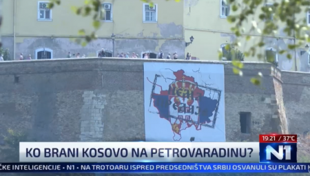 SKANDAL U DNEVNIKU ŠOLAKOVE N1! SMETA IM TRANSPARENT O KOSOVU I METOHIJI U NOVOM SADU, PA PORUČUJU “Vojvodina nikad neće biti dovoljno srpska" (VIDEO)