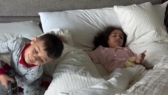 LJUDI MOJI, DA LI JE OVO REALNO? Deca se igraju u krevetu sa opasnim reptilima, ljudi na mrežama zgroženi prizorom! (VIDEO)