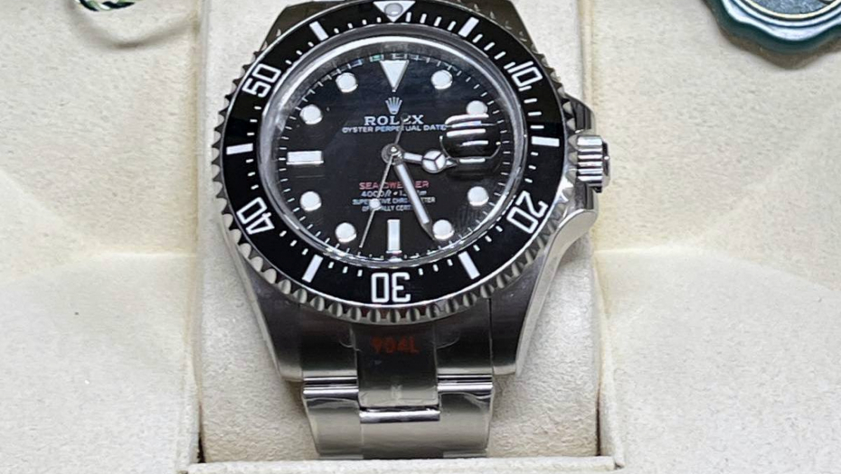 BOGAT ULOV SRPSKIH CARINIKA Skupoceni sat u krevetu vozača autobusa