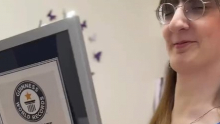NAJVIŠA ŽENA NA SVETU BOLUJE OD RETKOG SINDROMA Kičma i kosti su joj deformisane, najteže joj pada jedna stvar!