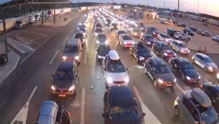 PUTNIČKA VOZILA MILE, ČEKA SE PO 4 SATA Stvorila se velika kolona na Horgošu