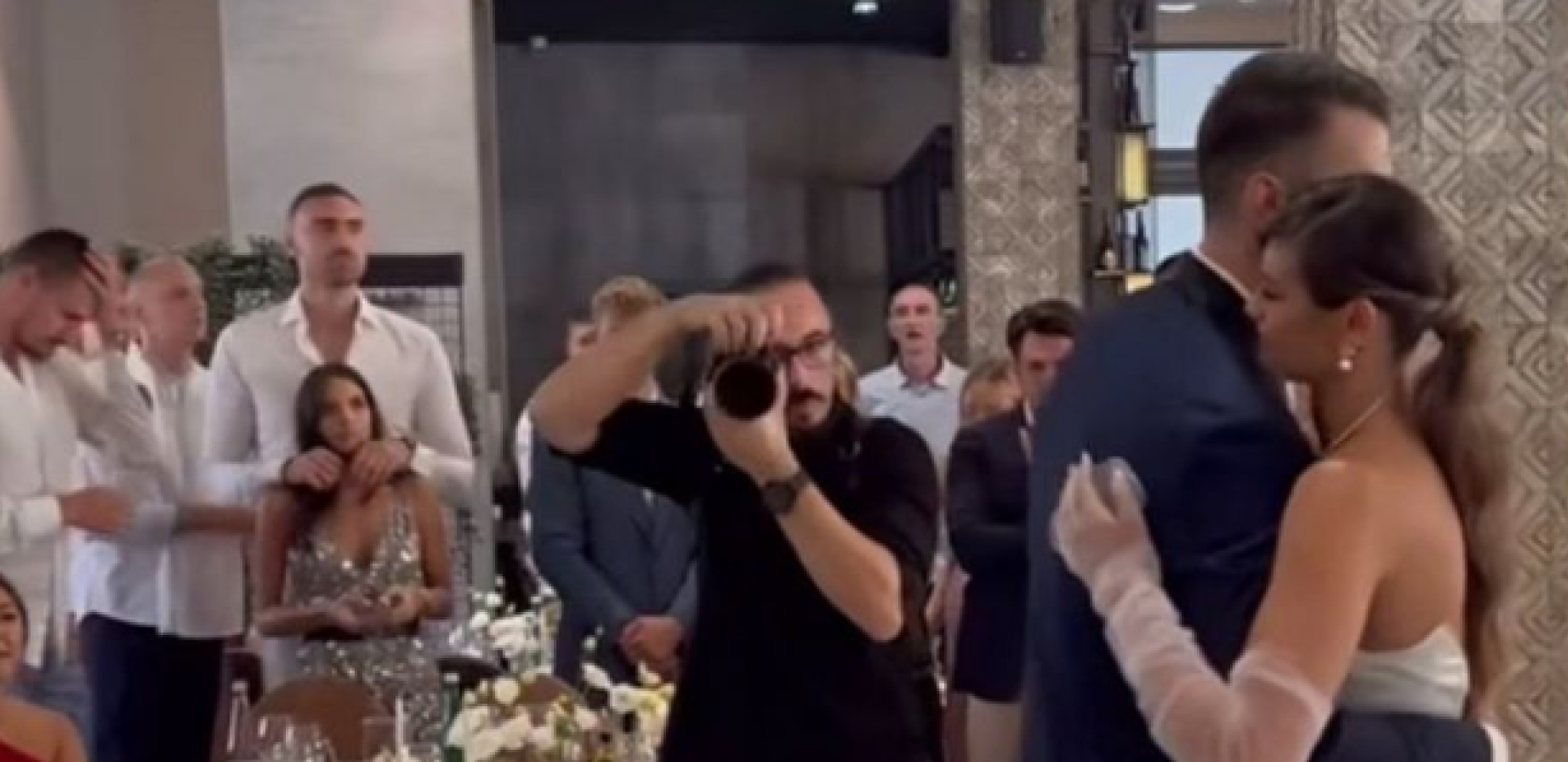 KAD JOKIĆ PADNE U SEVDAH Raskopčani Nikola najveseliji na venčanju odbojkašice i košarkaša, zapevao hit koji obožava cela Srbija (FOTO/VIDEO)