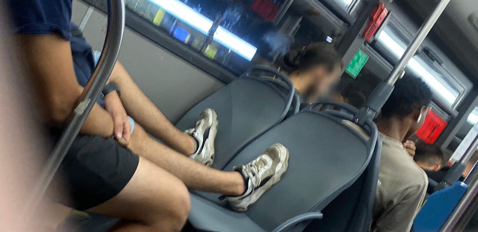 BEOGRAĐANI ŠOKIRANI PONAŠANJEM MLADIĆA U AUTOBUSU 27E Raskrečio noge na sedišta dok ljudi stoje, a kada ga je starija žena pitala da sedne... (FOTO)