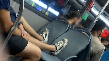 BEOGRAĐANI ŠOKIRANI PONAŠANJEM MLADIĆA U AUTOBUSU 27E Raskrečio noge na sedišta dok ljudi stoje, a kada ga je starija žena pitala da sedne... (FOTO)
