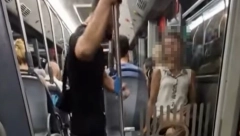 JEZIVA TUČA NA LINIJI 18 Posle svađe muškarac napao i udario ženu u glavu usred autobusa!
