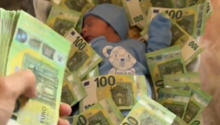 "ALI ZAŠTO PARE, NEKA JE ŽIV I ZDRAV!" Beba zatrpana hrpom stotki za babine, snimak razbesneo region!