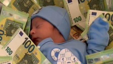 NOVČANICE OD 100 EVRA PADAJU NA SVE STRANE Po tek rođenoj bebi bacaju pare, ovaj snimak je zapalio mreže (VIDEO)