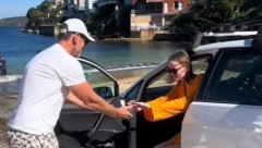 ZBOG RETKE BOLESTI 6 GODINA PROVELA U MRAČNOJ SOBI Emotivan snimak devojke kako napokon izlazi na sunce oduševio milione!