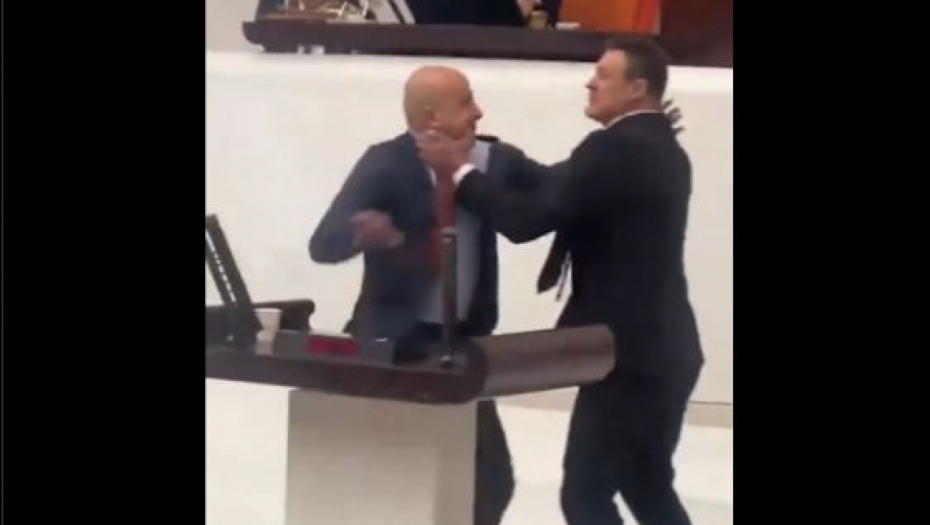 SKANDALOZNA TUČA U PARLAMENTU: Nokaut, pa opšta šorka u Turskoj, ovaj snimak je obišao svet (VIDEO)