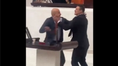 SKANDALOZNA TUČA U PARLAMENTU: Nokaut, pa opšta šorka u Turskoj, ovaj snimak je obišao svet (VIDEO)