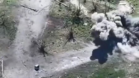 RUSI NAPALI POD OKRILJEM NOĆI: Ruski helikopter Mi-28NM uništava ukrajinsku vojsku u pograničnom regionu! (VIDEO)