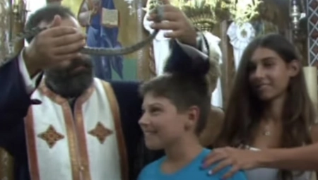 VERSKI PRAZNIK U GRČKOJ UMALO DA SE ZAVRŠI TRAGIČNO Skupljali otrovnice u crkvi, bizaran običaj šokirao je svet! (FOTO)