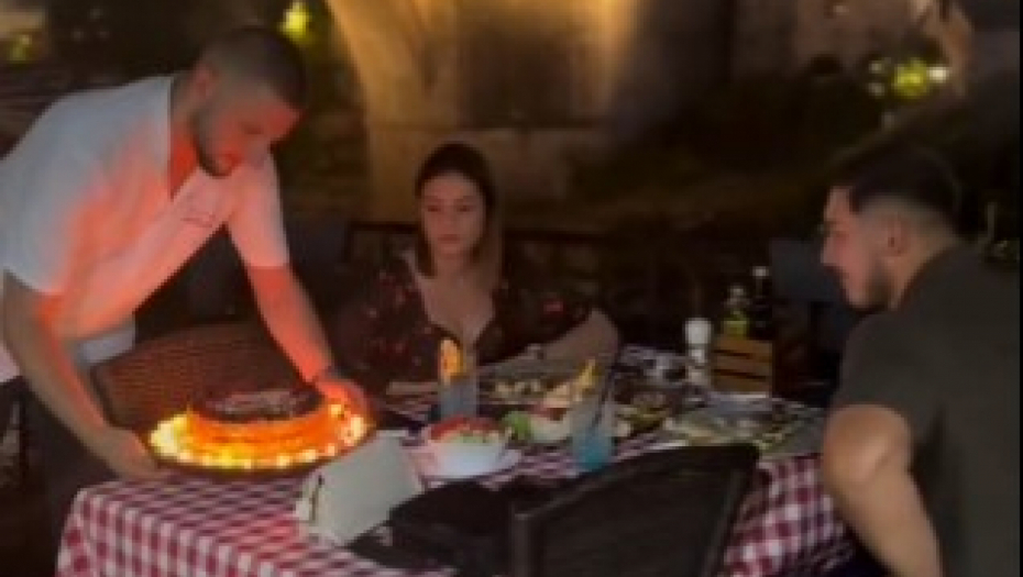 ''TEŠKO ZA GLEDANJE'' Dečko zaprosio devojku pored Neretve, ona propala u zemlju od blama - njena reakcija će se prepričavati! (VIDEO)