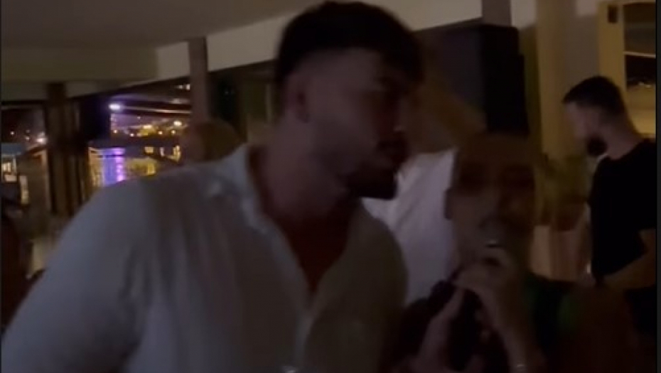 ZLATNI VATERPOLISTA SLAVI SA PRELEPOM RIJALITI UČESNICOM Uzeli mikrofon u ruke i zapevali čuveni hit - kafana "gori" od veselja (VIDEO)
