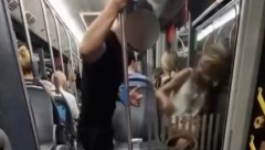 UDARIO ŽENU PESNICOM U GLAVU, ODBILA SE O STAKLO Oglasilo se Tužilaštvo u stravičnim scenama nasilja u autobusu na liniji 18