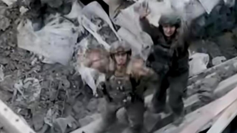 OVO SU DRAMATIČNI SNIMCI NAPADA NA KURSK: Rusi preplašeni se predaju, bacaju se zastave, tenkovi uništeni! (VIDEO)