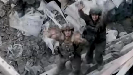 OVO SU DRAMATIČNI SNIMCI NAPADA NA KURSK: Rusi preplašeni se predaju, bacaju se zastave, tenkovi uništeni! (VIDEO)