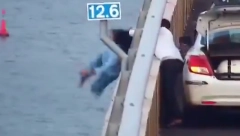 KAMERA SNIMILA TRENUTAK NA GRANICI ŽIVOTA I SMRTI Taksista u poslednji čas uhvatio ženu za kosu koja pada sa mosta (VIDEO)