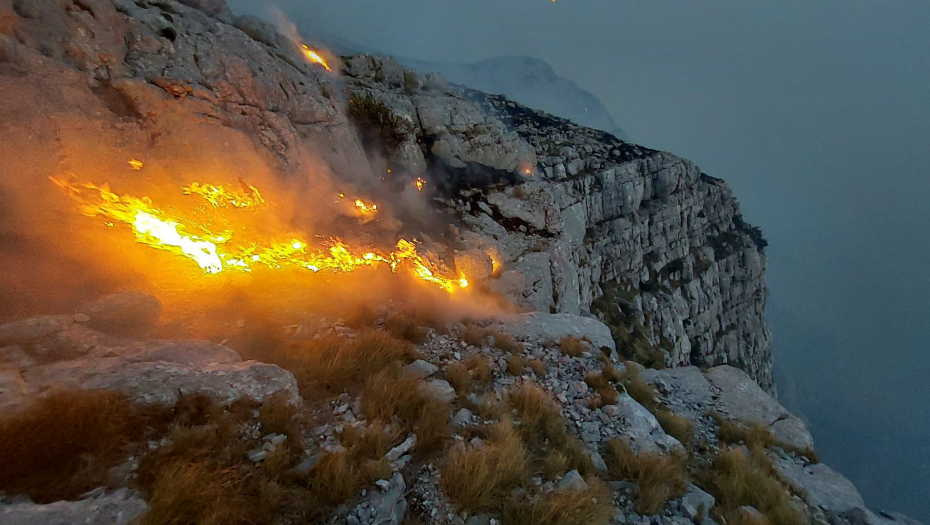 GORE STENE U HRVATSKOJ! U plamenu dve županije, vatra se prelila i na Bosnu (FOTO)