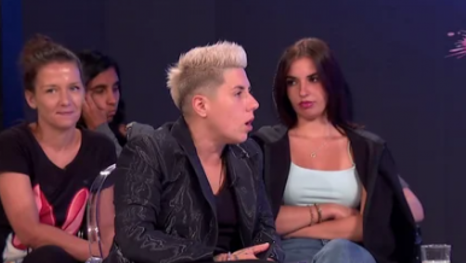 ŠOK U UŽIVO PROGRAMU! Voditelj Pinka iznenadio sve, javno uručio poklon Jovani Tomić, ona zanemela!