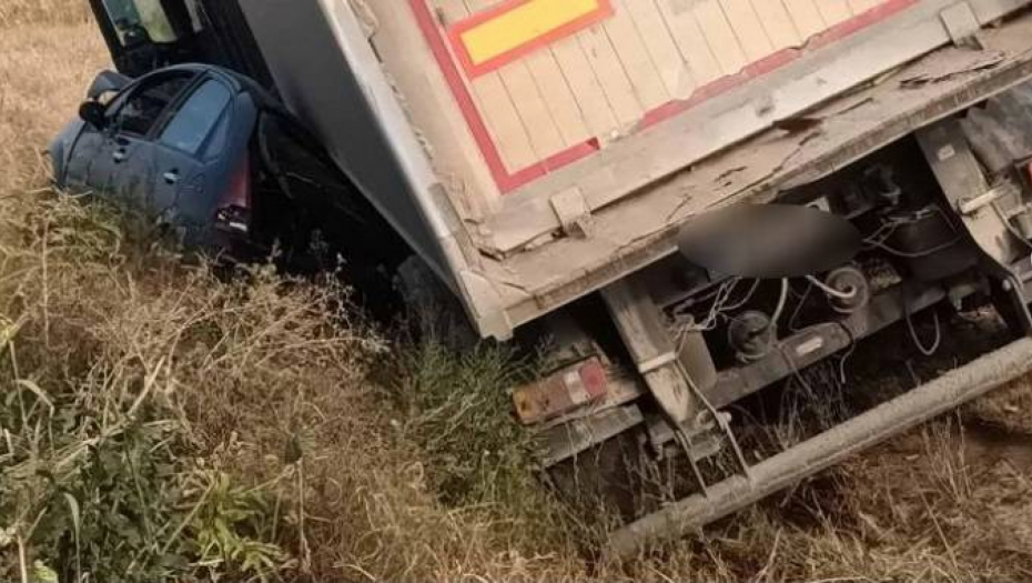 IMA POVREĐENIH U SAOBRAĆAJNOJ NESREĆI Kamion spljeskao automobil nakon sletanja s puta kod Bavaništa