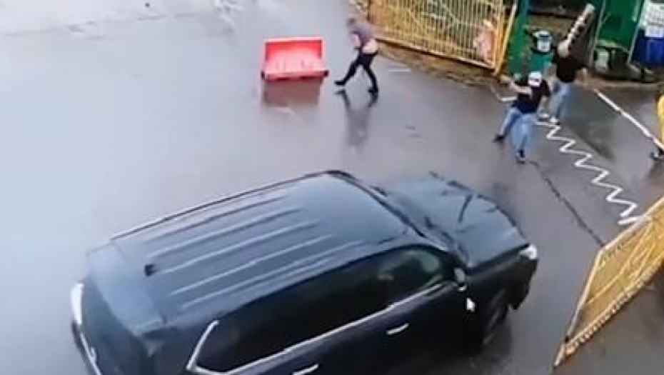 KAMERE SNIMILE BAHATE LOPOVE Opljačkali prodavnicu, pa napali prodavačicu