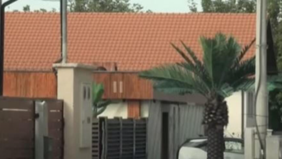 U OVOJ KUĆI ŽIVI NAŠ VODITELJ SA 20 GODINA MLAĐOM ŽENOM U dvorištu crkva i palme, a luksuz pršti na sve strane!