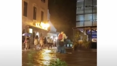 APOKALIPTIČNE SCENE IZ SPLITA, GRAD POTOPLJEN! Stabla padala, ulice se pretvorile u reke, ljudi u panici pomahnitalo jurcali! (VIDEO)