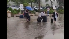 DRAMA ISPRED TIVATSKOG AERODROMA, LJUDI NOSE KOFERE PREKO BUJICE! Nevreme napravilo POTOP u Crnoj Gori! (VIDEO)