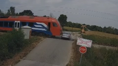 (VEOMA UZNEMIRUJUĆE) SNIMAK TRENUTKA KADA JE VOZ UDARIO AUTOMOBIL KOD LAZAREVCA! Taksista je prošao, a treptalo je crveno! (VIDEO)