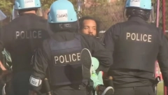 AMERIČKI MEDIJI OVO NE PRENOSE Dok su Bajden i Kamala držali govore demonstranti probili ogradu