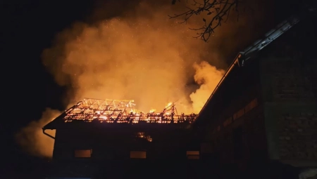 "USRED NOĆI NEŠTO JE POČELO DA PUCA" Veliki požar izbio sinoć u naselju kod Čačka, vatra progutala dva objekta